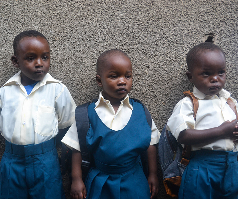 Tanzanianske barn står i sine nye uniformer